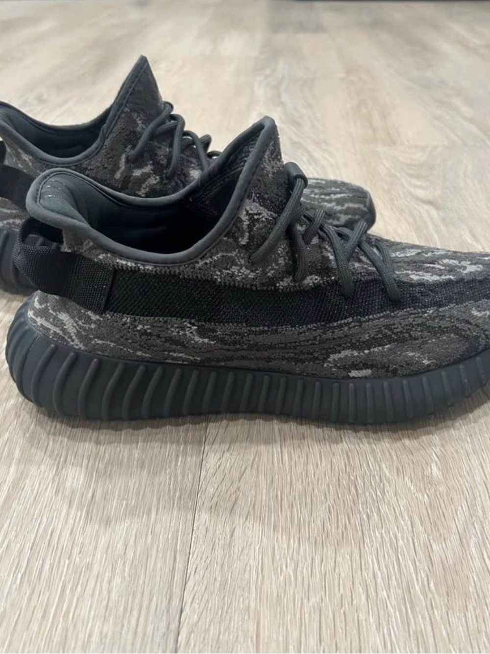 Men's YEEZY Boost 350 Sneakers - Black/Camo SZ 10. Good Condition